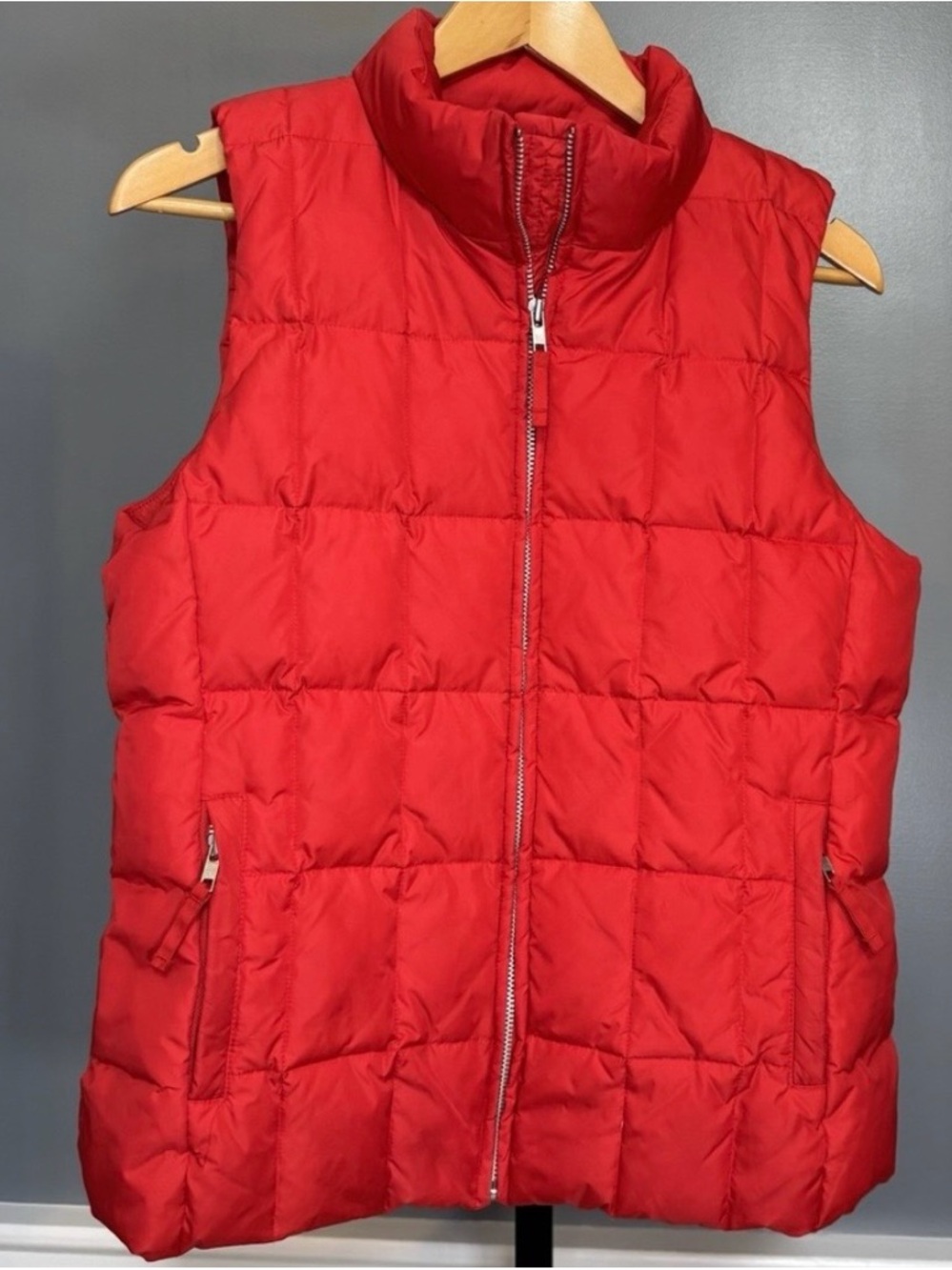 GAP Women’s Size Medium Quilted Red Puffer Vest -  Zip Front and side pockets